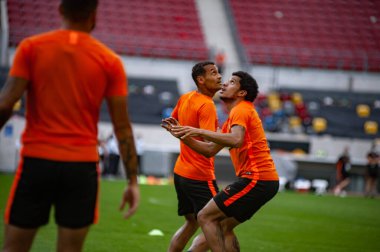 Düsseldorf, Almanya - 16 Ağustos 2020: FC Shakhtar Donetsk oyuncularının maç öncesi eğitimleri hakkında Taison fotoğrafı.