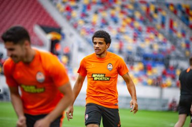 Düsseldorf, Almanya - 16 Ağustos 2020: FC Shakhtar Donetsk oyuncularının maç öncesi eğitimleri hakkında Taison fotoğrafı.