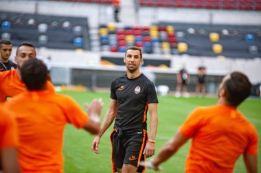Düsseldorf, Almanya - 16 Ağustos 2020: Dario Srna 'nın FC Shakhtar Donetsk oyuncularının maç öncesi eğitimi fotoğrafları.