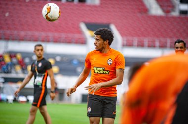 Düsseldorf, Almanya - 16 Ağustos 2020: FC Shakhtar Donetsk oyuncularının maç öncesi eğitimleri hakkında Taison fotoğrafı.