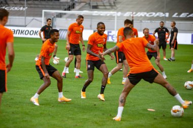 Düsseldorf, Almanya - 16 Ağustos 2020: FC Shakhtar Donetsk oyuncularının maç öncesi eğitimlerinin fotoğrafları.