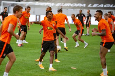 Düsseldorf, Almanya - 16 Ağustos 2020: FC Shakhtar Donetsk oyuncularının maç öncesi eğitimlerinin fotoğrafları.