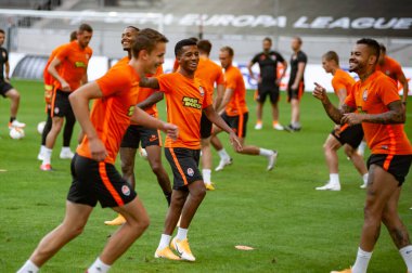Düsseldorf, Almanya - 16 Ağustos 2020: FC Shakhtar Donetsk oyuncularının maç öncesi eğitimlerinin fotoğrafları.