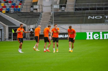 Düsseldorf, Almanya - 16 Ağustos 2020: FC Shakhtar Donetsk oyuncularının maç öncesi eğitimlerinin fotoğrafları.