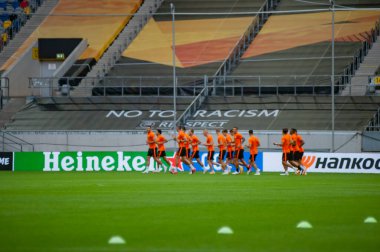 Düsseldorf, Almanya - 16 Ağustos 2020: FC Shakhtar Donetsk oyuncularının maç öncesi eğitimlerinin fotoğrafları.