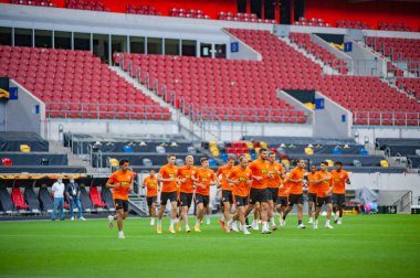 Düsseldorf, Almanya - 16 Ağustos 2020: FC Shakhtar Donetsk oyuncularının maç öncesi eğitimlerinin fotoğrafları.