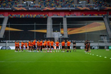 Düsseldorf, Almanya - 16 Ağustos 2020: FC Shakhtar Donetsk oyuncularının maç öncesi eğitimlerinin fotoğrafları.