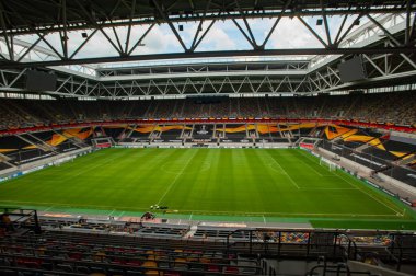 Düsseldorf, Almanya - 16 Ağustos 2020: Düsseldorf 'taki Esprit Arena spor kompleksinin fotoğrafı. 