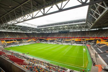 Düsseldorf, Almanya - 16 Ağustos 2020: Düsseldorf 'taki Esprit Arena spor kompleksinin fotoğrafı. 