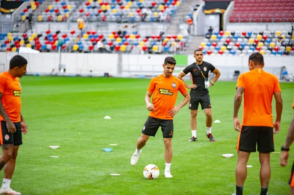 Düsseldorf, Almanya - 16 Ağustos 2020: Manor Solomon 'un FC Shakhtar Donetsk oyuncularının ön antrenman fotoğrafları.