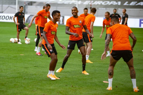 Düsseldorf, Almanya - 16 Ağustos 2020: FC Shakhtar Donetsk oyuncularının maç öncesi eğitimlerinin fotoğrafları.