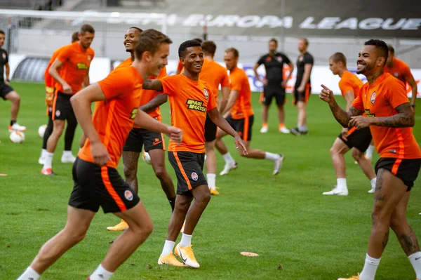 Düsseldorf, Almanya - 16 Ağustos 2020: FC Shakhtar Donetsk oyuncularının maç öncesi eğitimlerinin fotoğrafları.