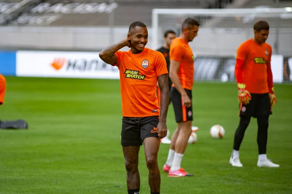 Düsseldorf, Almanya - 16 Ağustos 2020: Fernando Santos 'un FC Shakhtar Donetsk oyuncularının ön antrenman fotoğrafları.