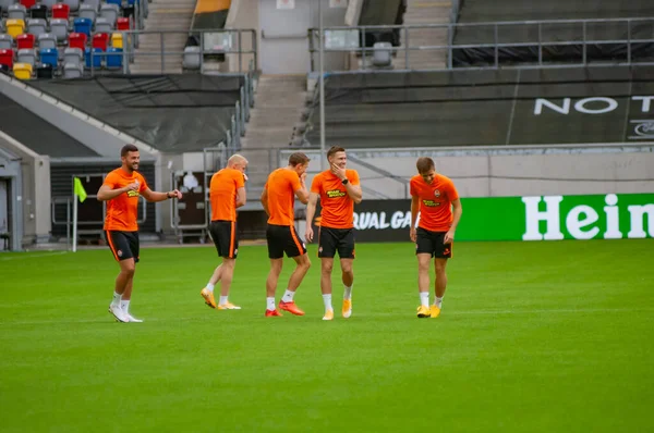 Düsseldorf, Almanya - 16 Ağustos 2020: FC Shakhtar Donetsk oyuncularının maç öncesi eğitimlerinin fotoğrafları.