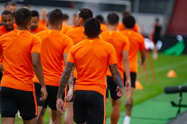 Düsseldorf, Almanya - 16 Ağustos 2020: FC Shakhtar Donetsk oyuncularının maç öncesi eğitimlerinin fotoğrafları.