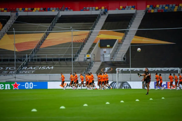 Düsseldorf, Almanya - 16 Ağustos 2020: FC Shakhtar Donetsk oyuncularının maç öncesi eğitimlerinin fotoğrafları.