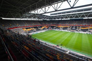 Düsseldorf, Almanya - 16 Ağustos 2020: Düsseldorf 'taki Esprit Arena spor kompleksinin fotoğrafı. 