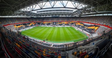 Düsseldorf, Almanya - 16 Ağustos 2020: Düsseldorf 'taki Esprit Arena spor kompleksinin fotoğrafı. 