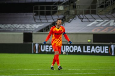 DÜKSELDORF, GERMANY - 17 AĞUSTOS 2020: Düsseldorf 'ta oynanan UEFA Avrupa Ligi Shakhtar' a karşı Esprit Arena spor kompleksi üzerine açılan futbol maçında Samir Handanovich görev başında. 