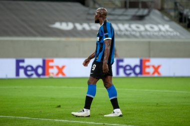 DÜKSELDORF, GERMANY - 17 AĞUSTOS 2020: Düsseldorf 'taki Esprit Arena spor kompleksi üzerinde oynanan UEFA Avrupa Ligi Shakhtar - Inter maçında Inter' in oynadığı Inter Milano futbolcusu. 