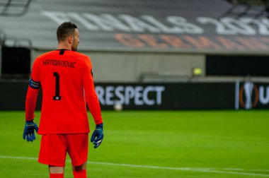 DÜKSELDORF, GERMANY - 17 AUGust 2020: UEFA Avrupa Ligi Shakhtar 'ın Düsseldorf' taki Esprit Arena spor kompleksi Inter 'e karşı oynadığı futbol maçı sırasında futbolcu Samir Handanoviç. 