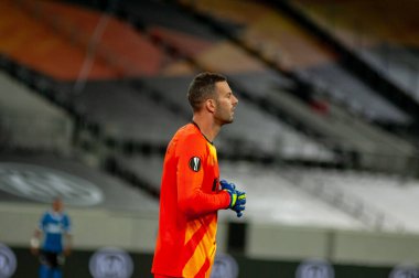DÜKSELDORF, GERMANY - 17 AUGust 2020: UEFA Avrupa Ligi Shakhtar 'ın Düsseldorf' taki Esprit Arena spor kompleksi Inter 'e karşı oynadığı futbol maçı sırasında futbolcu Samir Handanoviç. 