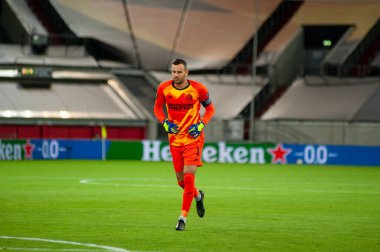 DÜKSELDORF, GERMANY - 17 AUGust 2020: UEFA Avrupa Ligi Shakhtar 'ın Düsseldorf' taki Esprit Arena spor kompleksi Inter 'e karşı oynadığı futbol maçı sırasında futbolcu Samir Handanoviç. 