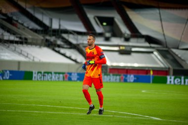 DÜKSELDORF, GERMANY - 17 AUGust 2020: UEFA Avrupa Ligi Shakhtar 'ın Düsseldorf' taki Esprit Arena spor kompleksi Inter 'e karşı oynadığı futbol maçı sırasında futbolcu Samir Handanoviç. 