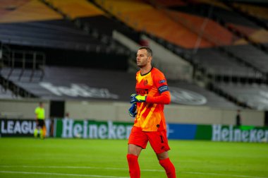 DÜKSELDORF, GERMANY - 17 AUGust 2020: UEFA Avrupa Ligi Shakhtar 'ın Düsseldorf' taki Esprit Arena spor kompleksi Inter 'e karşı oynadığı futbol maçı sırasında futbolcu Samir Handanoviç. 