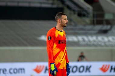 DÜKSELDORF, GERMANY - 17 AUGust 2020: UEFA Avrupa Ligi Shakhtar 'ın Düsseldorf' taki Esprit Arena spor kompleksi Inter 'e karşı oynadığı futbol maçı sırasında futbolcu Samir Handanoviç. 