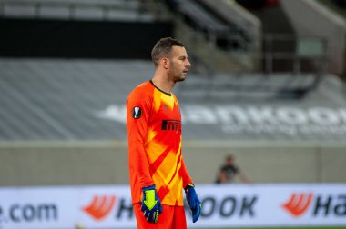 DÜKSELDORF, GERMANY - 17 AUGust 2020: UEFA Avrupa Ligi Shakhtar 'ın Düsseldorf' taki Esprit Arena spor kompleksi Inter 'e karşı oynadığı futbol maçı sırasında futbolcu Samir Handanoviç. 