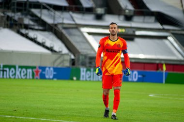 DÜKSELDORF, GERMANY - 17 AUGust 2020: UEFA Avrupa Ligi Shakhtar 'ın Düsseldorf' taki Esprit Arena spor kompleksi Inter 'e karşı oynadığı futbol maçı sırasında futbolcu Samir Handanoviç. 