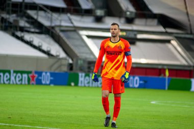 DÜKSELDORF, GERMANY - 17 AUGust 2020: UEFA Avrupa Ligi Shakhtar 'ın Düsseldorf' taki Esprit Arena spor kompleksi Inter 'e karşı oynadığı futbol maçı sırasında futbolcu Samir Handanoviç. 