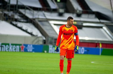 DÜKSELDORF, GERMANY - 17 AUGust 2020: UEFA Avrupa Ligi Shakhtar 'ın Düsseldorf' taki Esprit Arena spor kompleksi Inter 'e karşı oynadığı futbol maçı sırasında futbolcu Samir Handanoviç. 