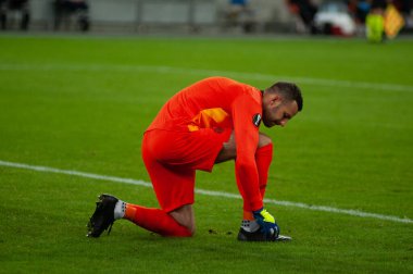 DÜKSELDORF, GERMANY - 17 AUGust 2020: UEFA Avrupa Ligi Shakhtar 'ın Düsseldorf' taki Esprit Arena spor kompleksi Inter 'e karşı oynadığı futbol maçı sırasında futbolcu Samir Handanoviç. 