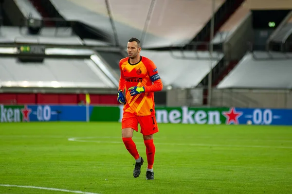 DÜKSELDORF, GERMANY - 17 AUGust 2020: UEFA Avrupa Ligi Shakhtar 'ın Düsseldorf' taki Esprit Arena spor kompleksi Inter 'e karşı oynadığı futbol maçı sırasında futbolcu Samir Handanoviç. 