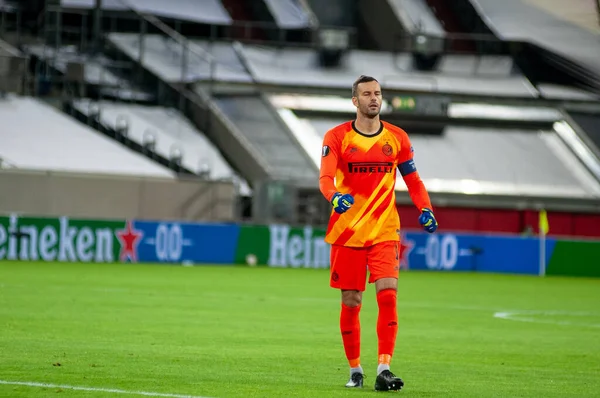 DÜKSELDORF, GERMANY - 17 AUGust 2020: UEFA Avrupa Ligi Shakhtar 'ın Düsseldorf' taki Esprit Arena spor kompleksi Inter 'e karşı oynadığı futbol maçı sırasında futbolcu Samir Handanoviç. 