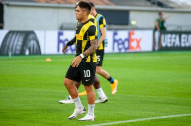 DÜKSELDORF, GERMANY - 17 AUGust 2020: UEFA Avrupa Ligi Shakhtar 'ın Düsseldorf' taki Esprit Arena Spor Kompleksi 'nde oynanan futbol karşılaşmasında futbolcu Lautaro Martinez. 
