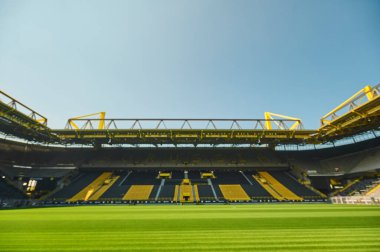 DORTMUND, ALMANY - 12 AĞUSTOS 2020 İduna Park Sinyali. Şampiyonlar Ligi Kupası. UEFA Şampiyonlar Ligi finalinin arka planı 
