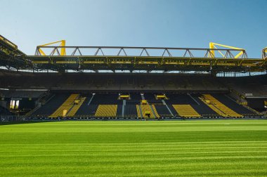 DORTMUND, ALMANY - 12 AĞUSTOS 2020 İduna Park Sinyali. Şampiyonlar Ligi Kupası. UEFA Şampiyonlar Ligi finalinin arka planı 