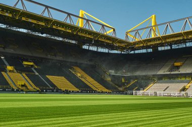 DORTMUND, ALMANY - 12 AĞUSTOS 2020 İduna Park Sinyali. Şampiyonlar Ligi Kupası. UEFA Şampiyonlar Ligi finalinin arka planı 