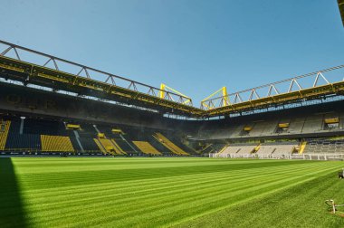 DORTMUND, ALMANY - 12 AĞUSTOS 2020 İduna Park Sinyali. Şampiyonlar Ligi Kupası. UEFA Şampiyonlar Ligi finalinin arka planı 