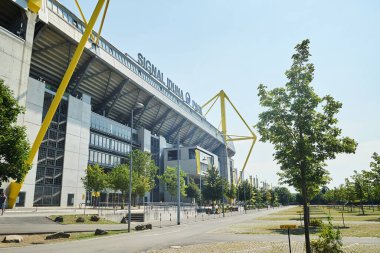 DORTMUND, ALMANY - 12 AĞUSTOS 2020 İduna Park Sinyali. Şampiyonlar Ligi Kupası. UEFA Şampiyonlar Ligi finalinin arka planı 