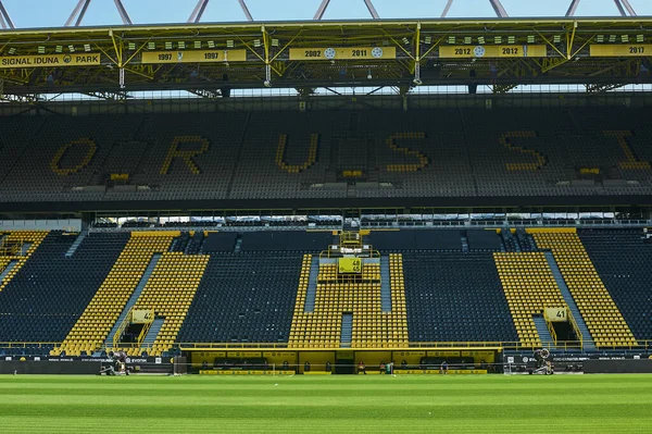 DORTMUND, ALMANY - 12 AĞUSTOS 2020 İduna Park Sinyali. Şampiyonlar Ligi Kupası. UEFA Şampiyonlar Ligi finalinin arka planı 
