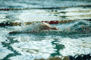 Yüzme havuzunda su sıçratma fotoğrafı. Su sıçrıyor.