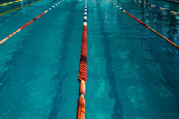 スポーツスイミングプール 水泳のための分割水泳レーン — ストック写真