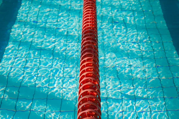 Spor Yüzme Havuzu Yüzücüler Için Bölünmüş Yüzme Yolları — Stok fotoğraf