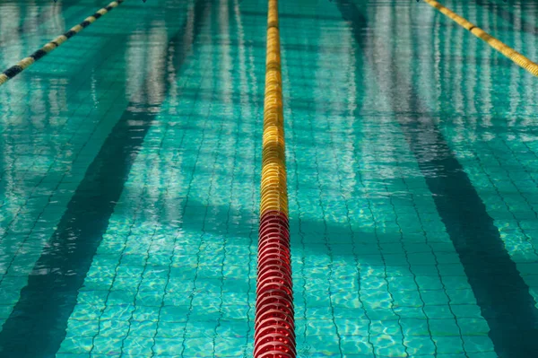 Στην Αθλητική Πισίνα Διαιρεμένες Λωρίδες Κολύμβησης Για Κολυμβητές — Φωτογραφία Αρχείου