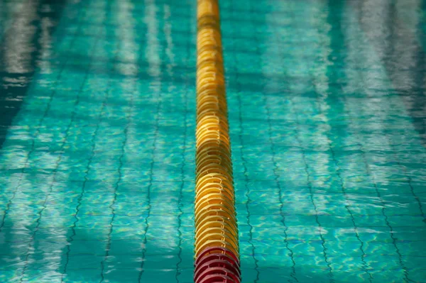 Στην Αθλητική Πισίνα Διαιρεμένες Λωρίδες Κολύμβησης Για Κολυμβητές — Φωτογραφία Αρχείου