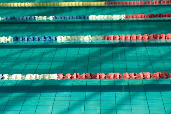 Het Sportzwembad Verdeelde Zwemwegen Voor Zwemmers — Stockfoto